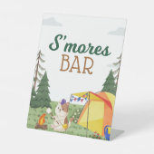 Eén Happy Camper Birthday Camping S'mores Bar Reclamebord Met Voetstuk (Voorkant)