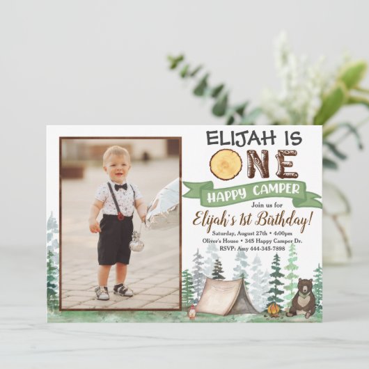 Eén Happy Camper Birthday Uitnodiging 1e verjaarda (Staand voorkant)