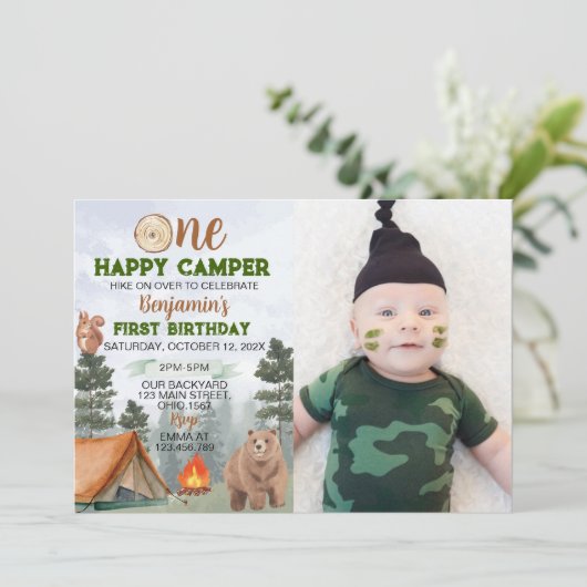 Eén Happy Camper Birthday-uitnodiging Kaart (Staand voorkant)