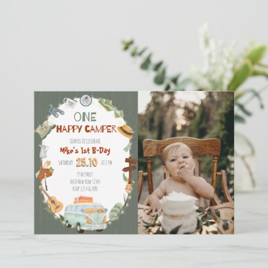 Eén Happy Camper Birthday-uitnodiging Kaart (Staand voorkant)