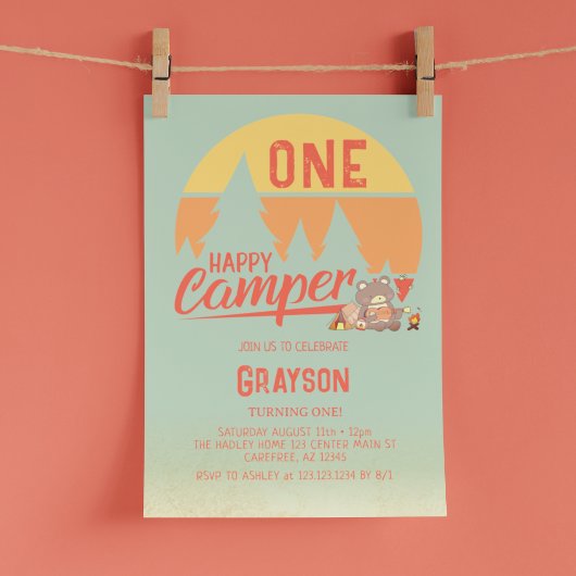 Eén Happy Camper Green Birthday-uitnodiging Kaart