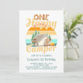 Eén Happy Camper Woodland Birthday-uitnodiging Kaart (Staand voorkant)