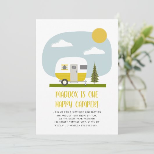 Een Happy Camper Yellow Trailer Birthday Kaart (Staand voorkant)