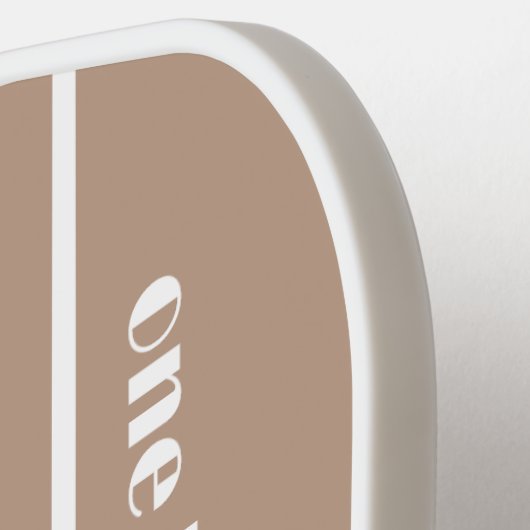 Een Happy Pickler Khaki Witte Initialen Grappig Pickleball Paddle (Links Detail)