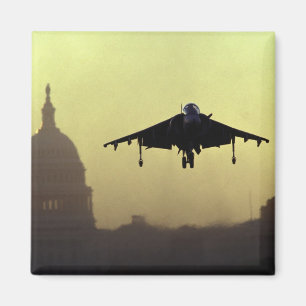 Een Harrier-jet die bij het aanbreken van de dag o Magneet