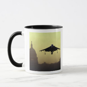 Een Harrier-jet landend op de Mall bij zonsopgang  Mok