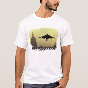 Een Harrier-jet landend op de Mall bij zonsopgang  T-shirt