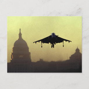 Een Harrier-straaljager die bij het aanbreken van  Briefkaart