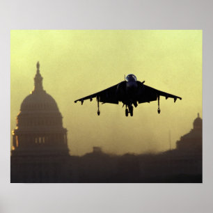Een Harrier-vliegtuig landt op de Mall bij zonsopg Poster
