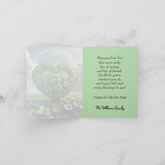 Een hart gemaakt van shamrocks onder de regenboog feestdagen kaart (Binnen)