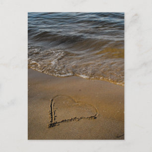 Een hart op zand en in regenboogkleuren briefkaart