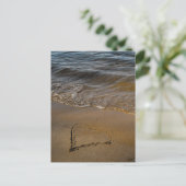 Een hart op zand en in regenboogkleuren briefkaart (Staand voorkant)