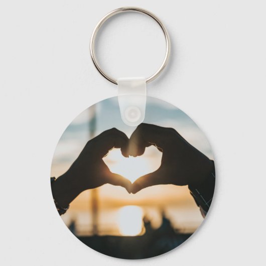 Een hart vormen met sleutelhanger van de handen (Voorkant)