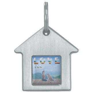 Een hartverwarmende scène waarin een vrouw liefdev huisdieren naamplaatje