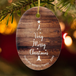 Een heel prettige kerstboom op bijtend hout keramisch ornament