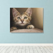 Een heel zoete tablet Kitten Canvas Afdruk (Insitu (Houten vloer))