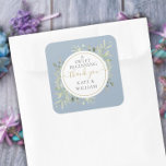 Een heerlijk bruin Dusty Blue Wedding Vierkante Sticker<br><div class="desc">Met delicate waterverf groene bladeren op een stoffige blauwe achtergrond,  kan deze botanische dankjewel die je sticker kan worden gepersonaliseerd met je speciale trouwdag-bericht en -namen. Ontworpen door: Thisnotme©</div>