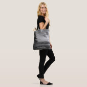 Een heerlijke 'beach morning Grayscale'-Canvas tas (Op model)