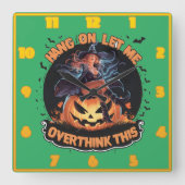 Een heks die speels nadenkt over een pompoen vierkante klok (Voorkant)