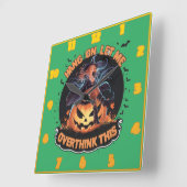 Een heks die speels nadenkt over een pompoen vierkante klok (Hoek)