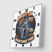 Een heks overweegt onder een volle maan in de sche vierkante klok (Hoek)