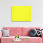 Een helder geel vierkant met een duidelijke witte  canvas afdruk (Insitu (Woonkamer))