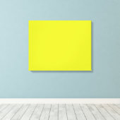 Een helder geel vierkant met een duidelijke witte  canvas afdruk (Insitu (Houten vloer))