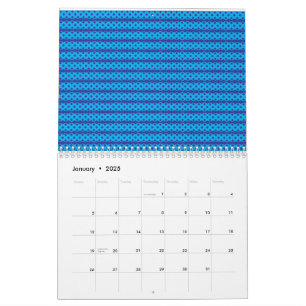 Een heldere blauwe lucht strekt zich uit boven een kalender