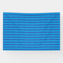 Een heldere blauwe lucht strekt zich uit boven een spandoek