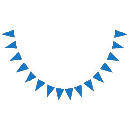 Een heldere blauwe lucht strekt zich uit boven een vlaggetjes