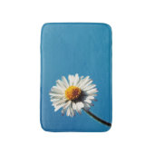 Een heldere Witte Daisy onder een Big Blue Sky Badmat (Voorkant Verticaal)