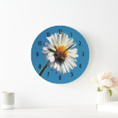 Een heldere Witte Daisy onder een Big Blue Sky Grote Klok (Huis)