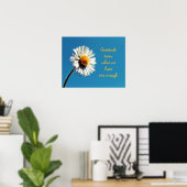 Een heldere Witte Daisy onder een Big Blue Sky Poster (Thuiskantoor)