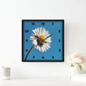 Een heldere Witte Daisy onder een Big Blue Sky Vierkante Klok (Huis)