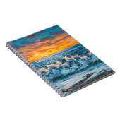 Een heldere zonsondergang tijdens een storm. Een o Notitieboek (Rechterzijde)