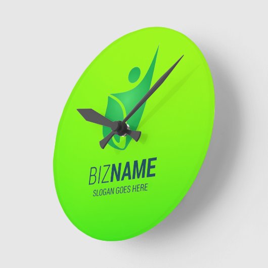 Een heldergroene ovale klok met zwarte wijzers (Hoek)