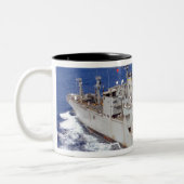 Een helikopter ruimt de cockpit tweekleurige koffiemok (Links)