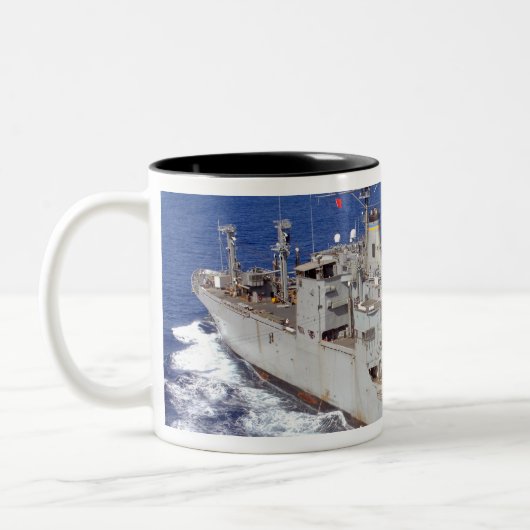 Een helikopter ruimt de cockpit tweekleurige koffiemok (Links)