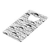 Een herenclub. Mustache patroon 2 Creditkaart Flessenopener (Voorkant Gekanteld)
