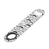 Een herenclub. Mustache patroon 2 Speed Flessenopener (Achterkant Gekanteld)