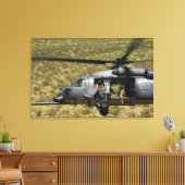 Een HH-60 Pave Hawk vliegt over de woestijn Canvas Afdruk (Insitu (Woonkamer))