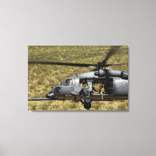 Een HH-60 Pave Hawk vliegt over de woestijn Canvas Afdruk (Voorkant)