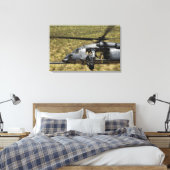 Een HH-60 Pave Hawk vliegt over de woestijn Canvas Afdruk (Insitu (Slaapkamer))