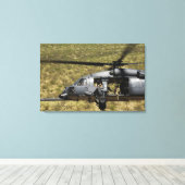 Een HH-60 Pave Hawk vliegt over de woestijn Canvas Afdruk (Insitu (Houten vloer))