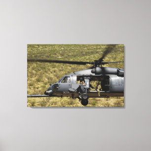 Een HH-60 Pave Hawk vliegt over de woestijn Canvas Afdruk