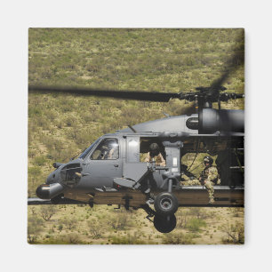 Een HH-60 Pave Hawk vliegt over de woestijn Magneet
