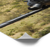 Een HH-60 Pave Hawk vliegt over de woestijn Poster (Hoek)