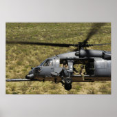 Een HH-60 Pave Hawk vliegt over de woestijn Poster (Voorkant)