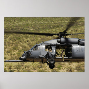 Een HH-60 Pave Hawk vliegt over de woestijn Poster