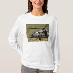 Een HH-60 Pave Hawk vliegt over de woestijn T-shirt